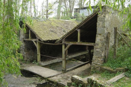 Chaumot-lavoir dans hameau Tourne Bride