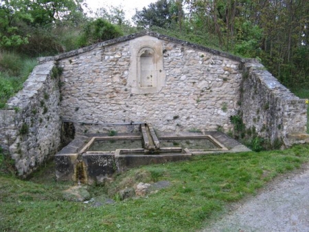 Saint André de Roquepertuis-lavoir 3 dans hameau Esbrezun