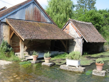 Saint Maurice sur Aveyron-lavoir dans hameau Fontainejean