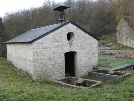 Vermenton-lavoir 4 dans hameau Val du Puits
