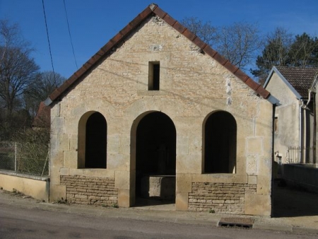 Nesle et Massoult-lavoir dans hameau Massoult