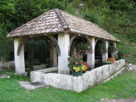 Saint Dizier l'Evêque-lavoir dans hameau Le Val de Saint Dizier