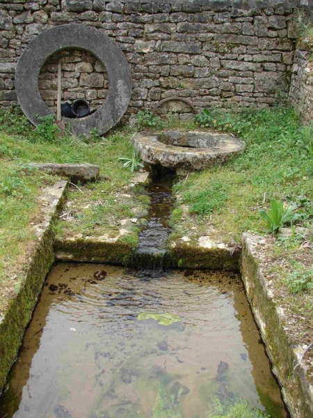 Ventouse-lavoir dans hameau La Cipière en Charente par Doris
