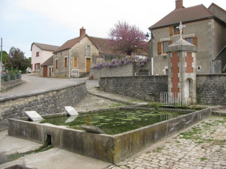 Livry-lavoir dans hameau Riousse