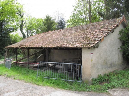 Vesdun-lavoir dans hameau La Rue du Pré