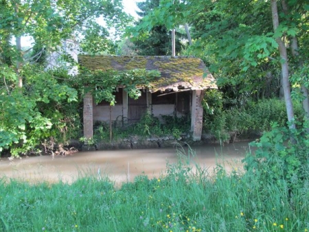 Thoury Férottes-lavoir 4 dans le hameau Les Marais