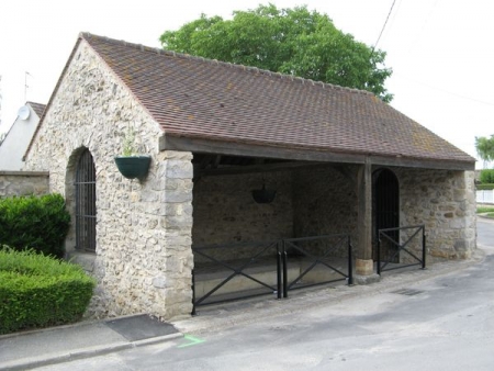 Vert Saint Denis-lavoir dans hameau Pouilly le Fort