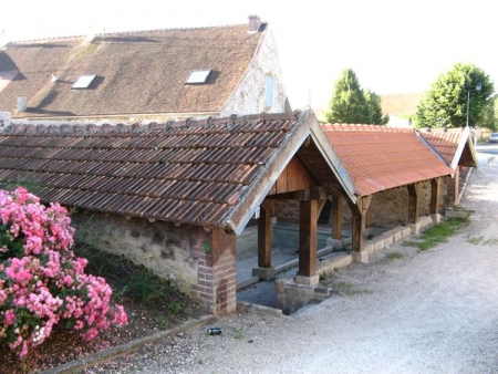 Coulommiers-lavoir dans hameau Le Theil