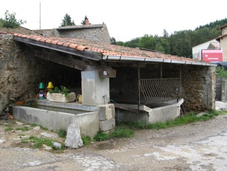 Savas-lavoir 2 dans hameau Eteize