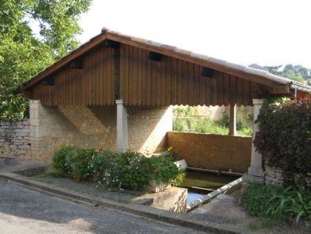 La Roche Vineuse-lavoir 4 dans hameau Somméré