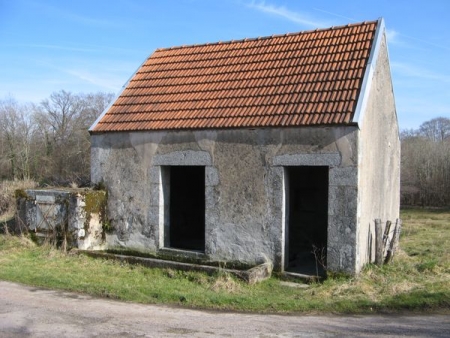Empury-lavoir dans hameau Breugny