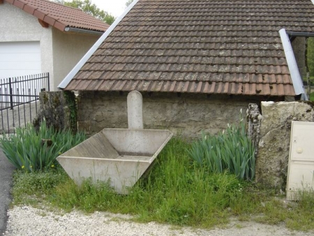 Porcieu Amblagnieu-lavoir 1 dans hameau Conilieu