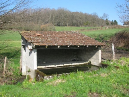 Brassy-lavoir 6 dans hameau L'Huis Carré
