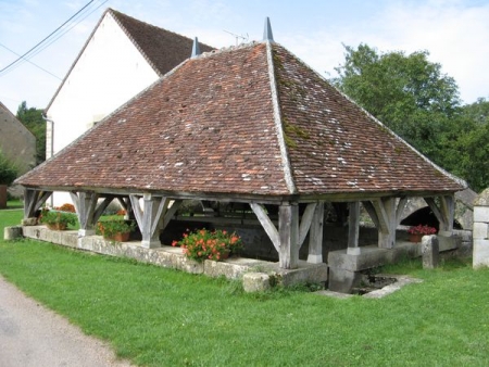 Chateauneuf Val de Bargis-lavoir 3 dans hameau Chamery