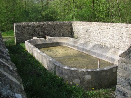 Dampierre-lavoir dans hameau Les Minerais
