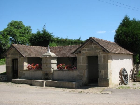 Magnien-lavoir dans hameau Le Puiset