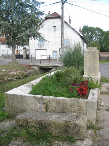 Scey sur Saône et Saint Albin-lavoir 3 dans hameau Saint Albin