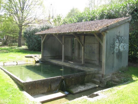 Tronsanges-lavoir dans hameau Le Patureau