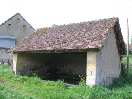 Montigny aux Amognes-lavoir 6 dans hameau Noille