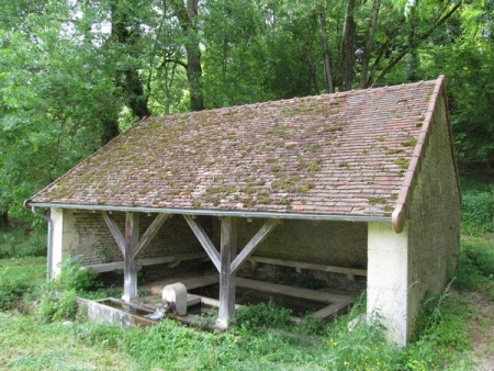 Oigny-lavoir dans hameau Les Granges d'Oigny