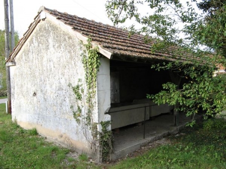 Sougères en Puisaye-lavoir dans hameau Fougilet